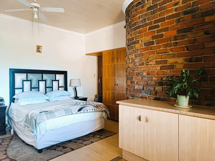 5 Bedroom Property for Sale in Pellissier Free State